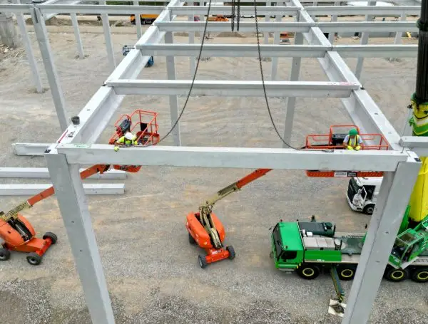 新倉庫和商業建築“金字塔” – 薩巴奇的開始